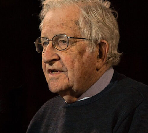 Noam Chomsky compie 92 anni: uno scorcio alla sua vita